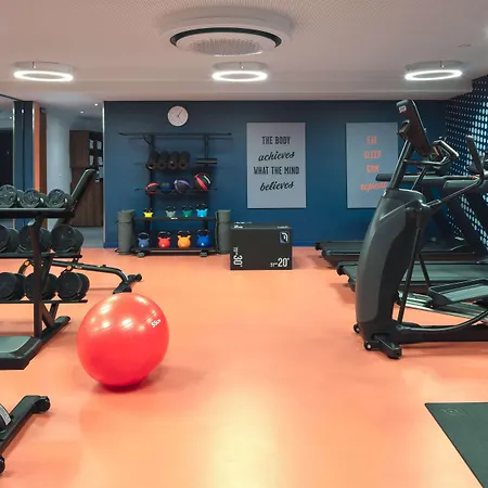 Hampton By Hilton West Отель 3*