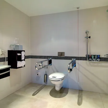 Отель Hampton By Hilton West