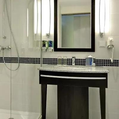 Hotel Hampton By Hilton West