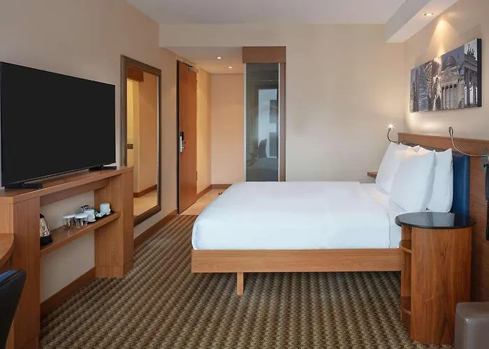 Hotel Hampton By Hilton West