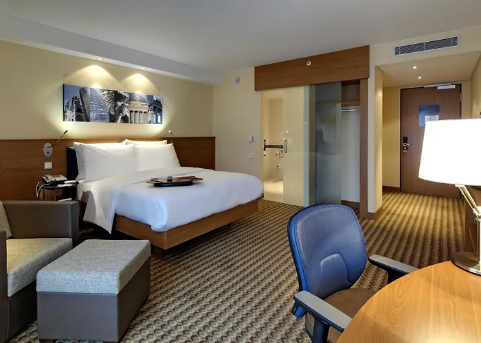 Отель Hampton By Hilton West