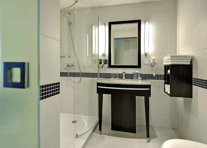 Отель Hampton By Hilton West