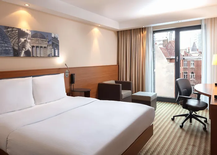 Hampton By Hilton West Szálloda 3*