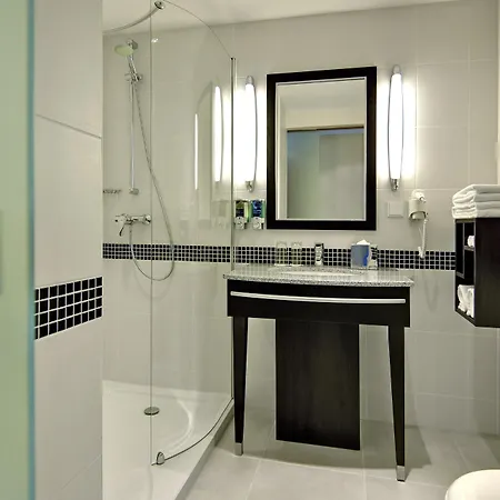 Hotel Hampton By Hilton West