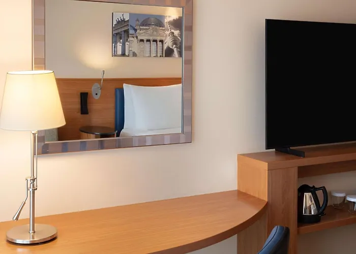 Hotel Hampton By Hilton West